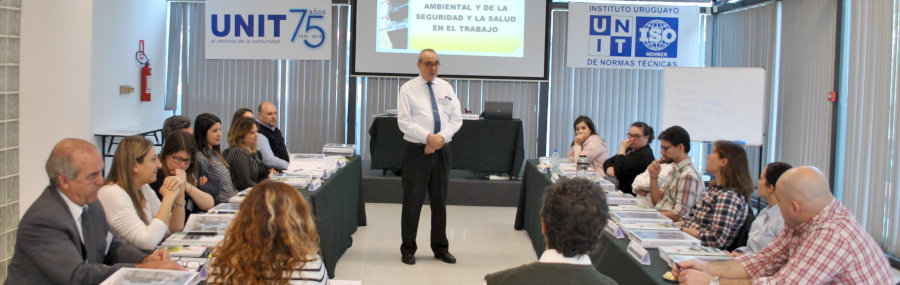 Docente dictando el curso