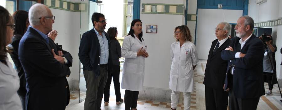 Personal del Hospital junto a autoridades en la inauguración de la rampa
