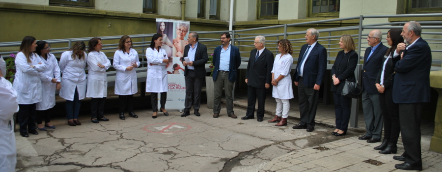 Personal del Hospital junto a la rampa
