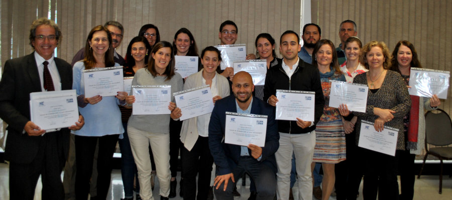 Participantes del taller con sus diplomas