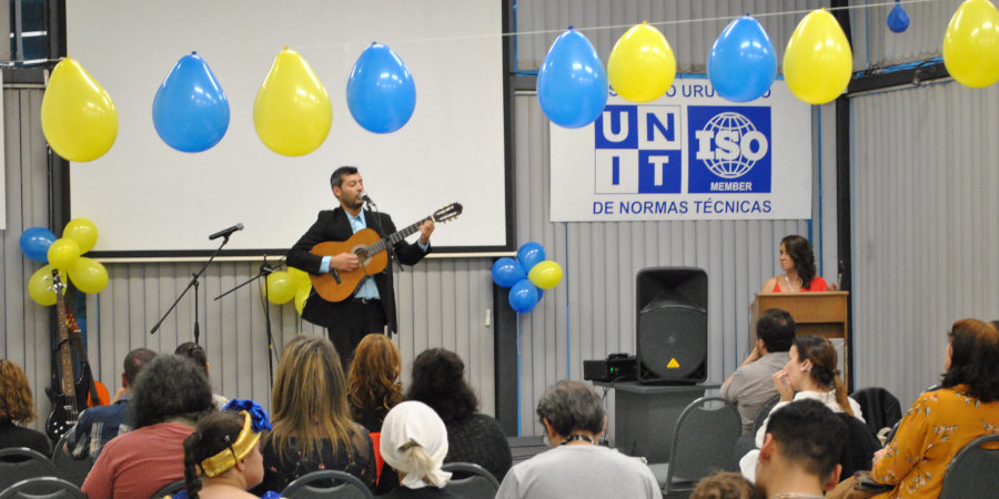 Hombre tocando la guitarra en evento de uncu