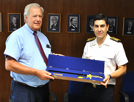 Entrega de espad&iacute;n policial