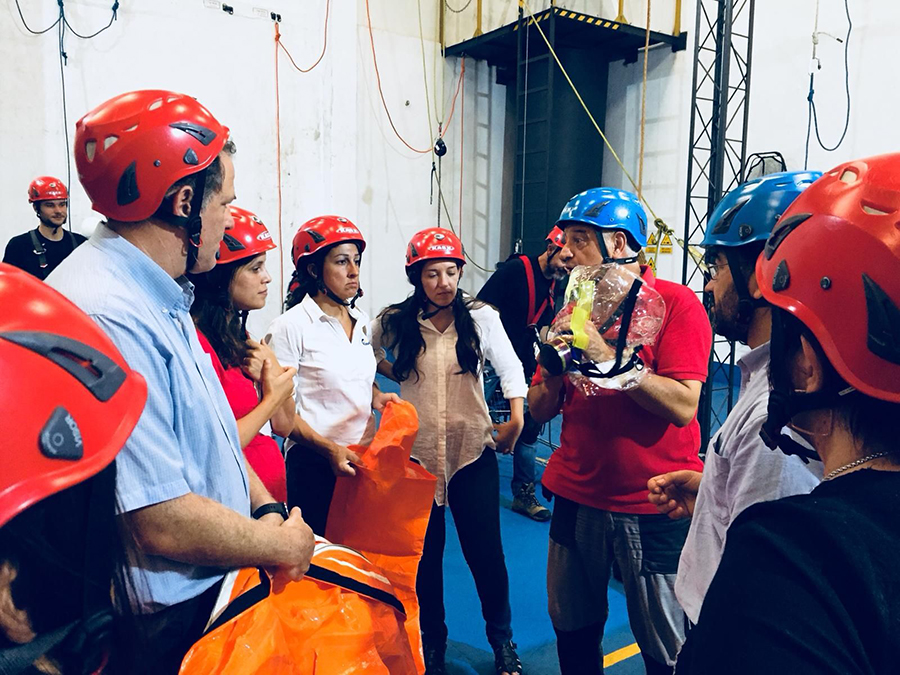 Delegados del comité estudian ropa de protección