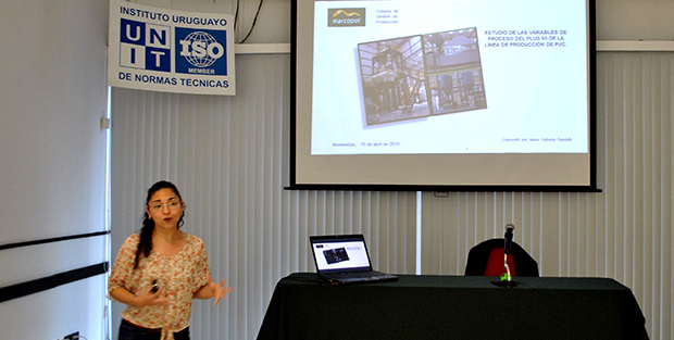 Egresada Gabiela Randelli exponiendo