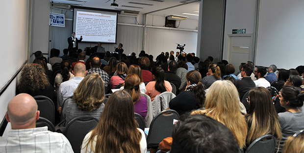 Pùblico en evento de seguridad y salud en el trabajo