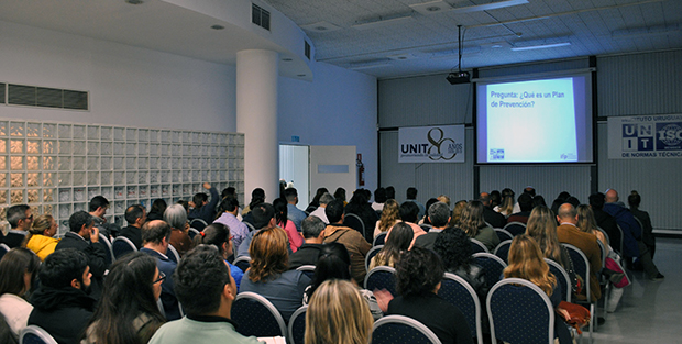Pùblico en evento de seguridad y salud en el trabajo