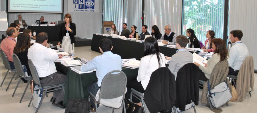 Docente dictando el curso