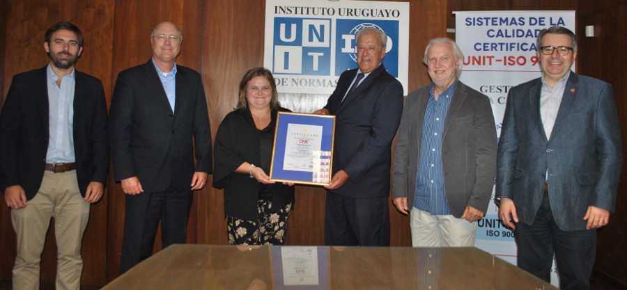 Presidente y directivos de la empresa recibiendo el certificado de manos del director de UNIT.