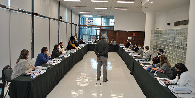 alumnos y docente en curso