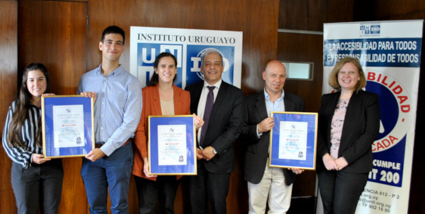 Gerentes y responsables recibiendo el certificado