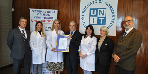 entrega del certificado con autoridades de unit y diagnostico srl