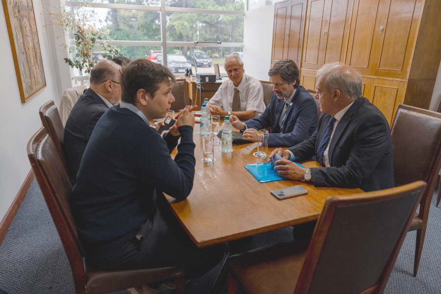 Autoridades reunidas en sede de la Camara de Industrias del Uruguay