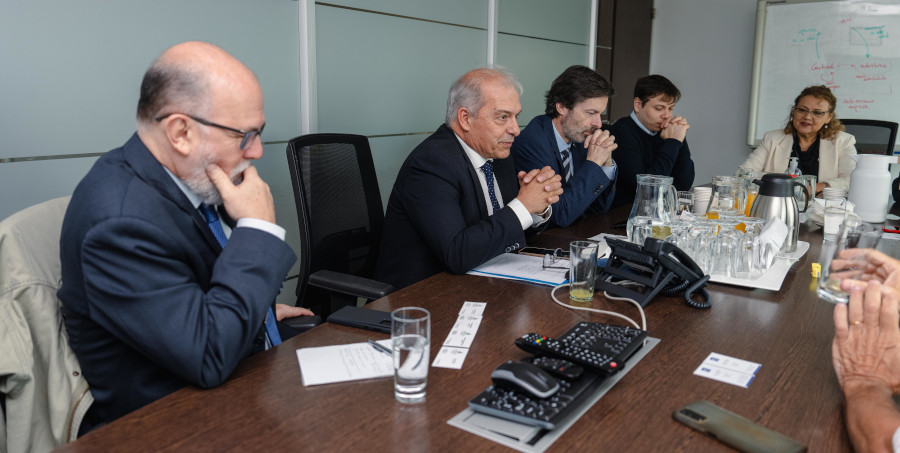 Autoridades reunidas en sede de URSEA