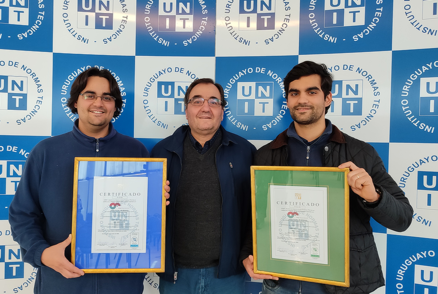 Personal de Tolosa con el certificado