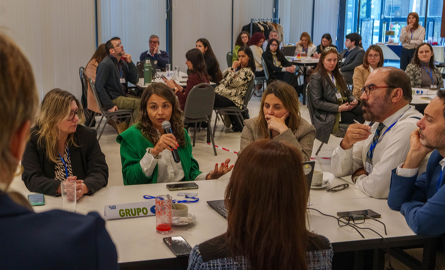 Grupo de trabajo exponiendo