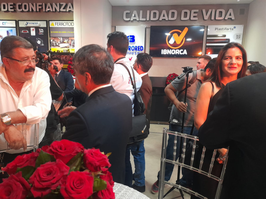 Personas reunidas en la exposición