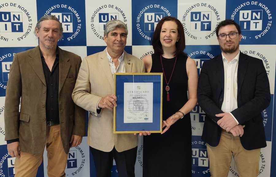 Autoridades de EQUIMED con el certificado