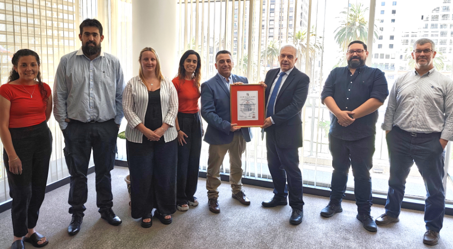 Director de UNIT y Personal de Sebamar con el certificado
