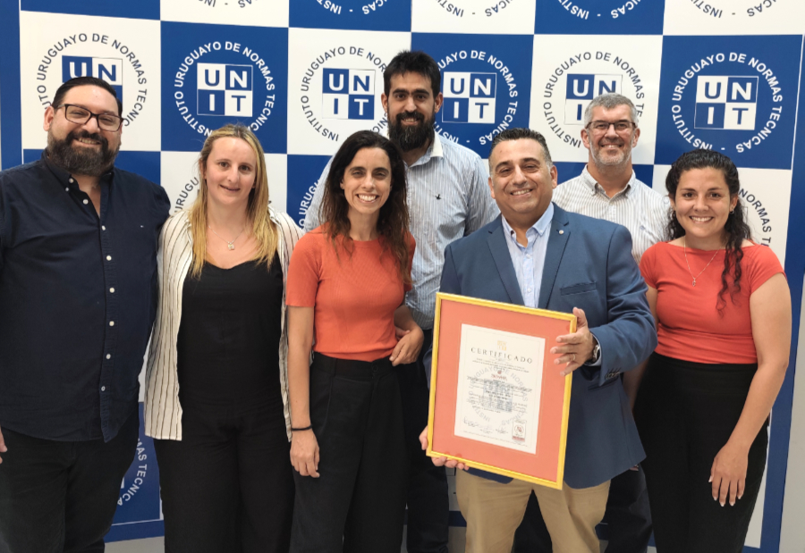 Autoridades y Personal de Sebamar con el certificado