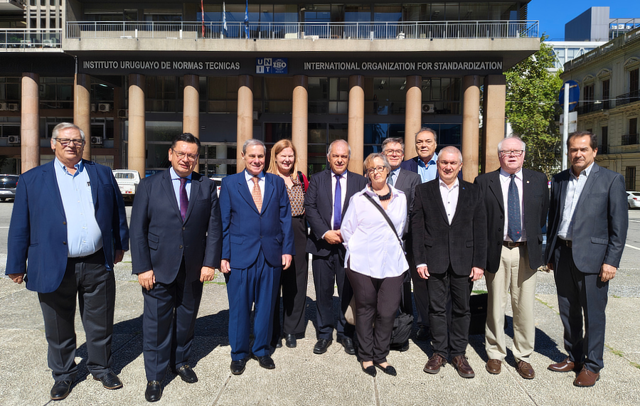 Asistentes del evento parados frente a la sede de UNIT